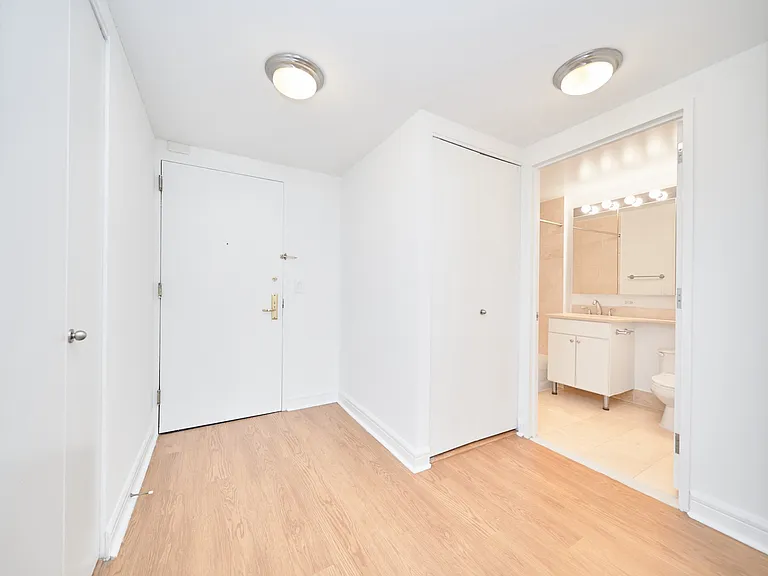 160 Riverside Blvd #16H — Photo 13