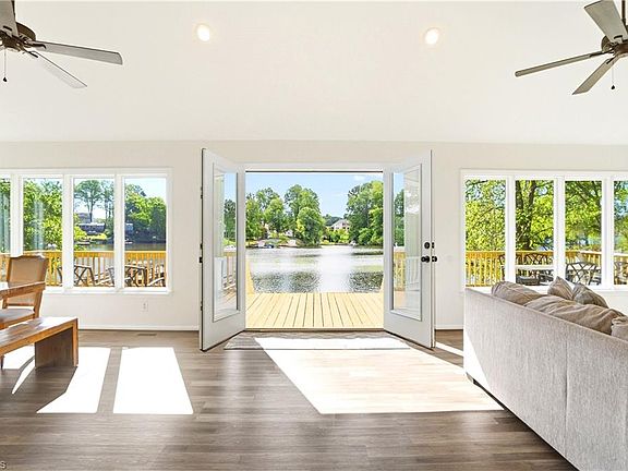4th image of 449 Island View Dr