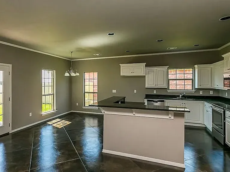 7915 Legacy Pkwy — Photo 2