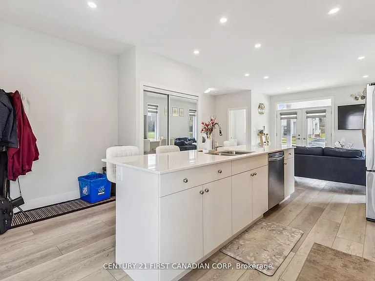 990 Deveron Cres #21 — Photo 16