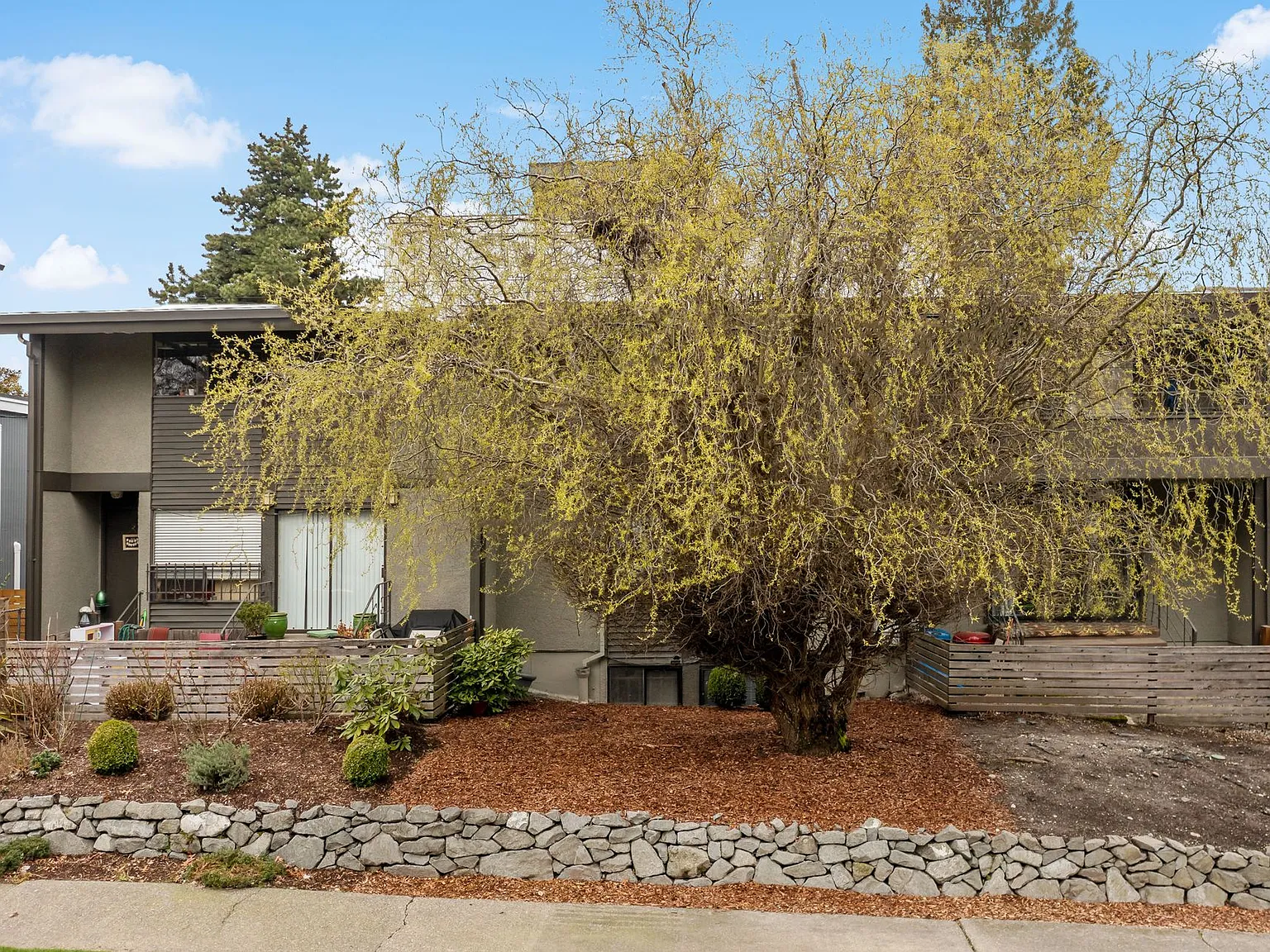 Woodlawn Apartments — Photo 1