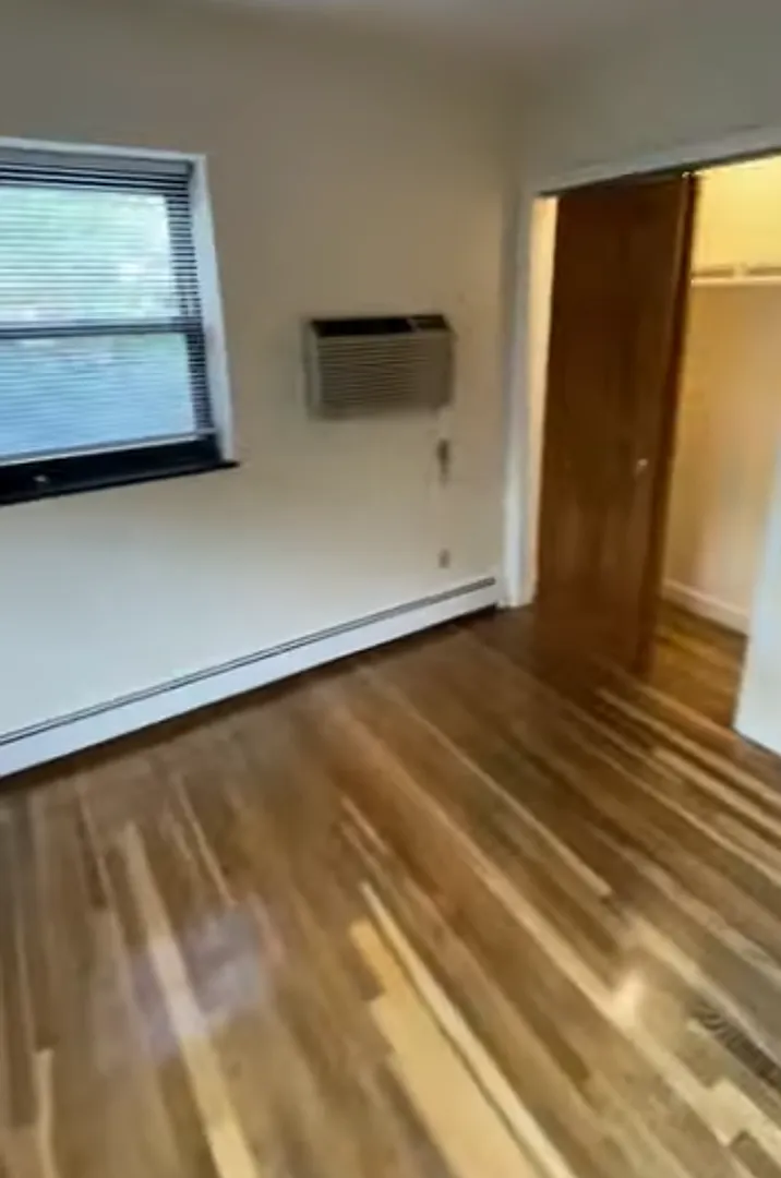 2-Bed H + Hw + Parking Commuters Dream Home — Photo 4