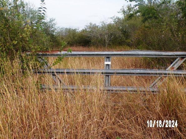 200 Reyes Rd, Beeville, TX 78102