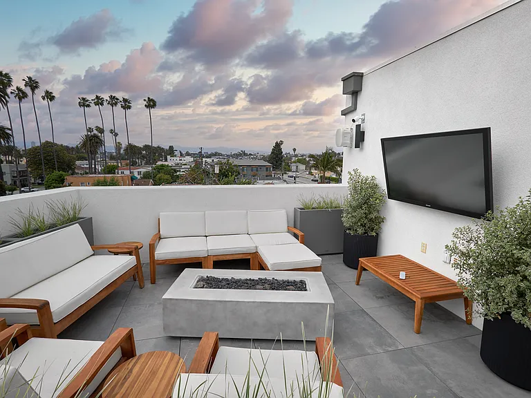 2929 S La Brea Ave — Photo 9