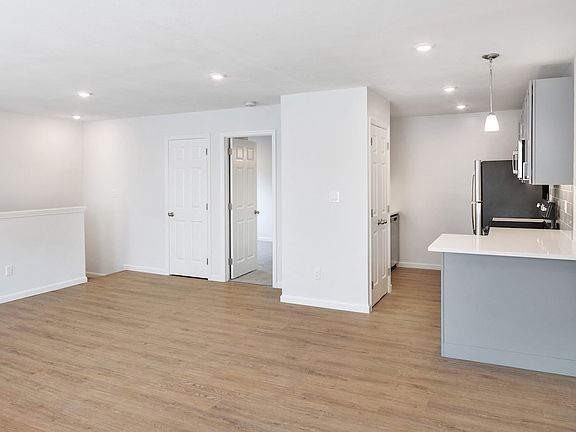 2nd image of 600 Pine Hollow Rd #106A