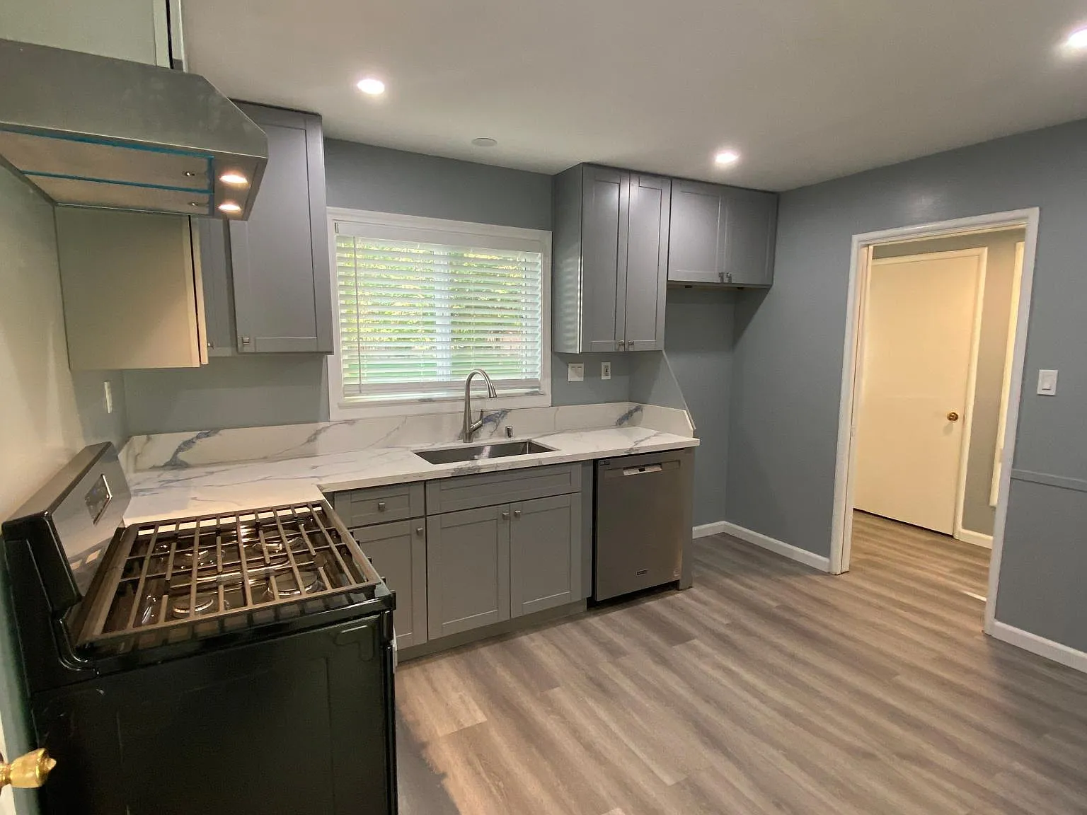 2 bed, 925 sqft, $2,000 — Photo 2