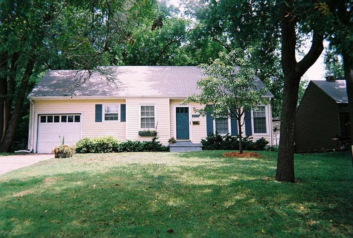 2 bed, 824 sqft, $1,695 — Photo 1