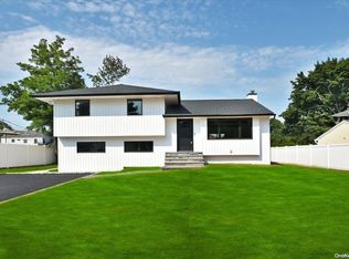 16 Sycamore Ln, Commack, NY 11725