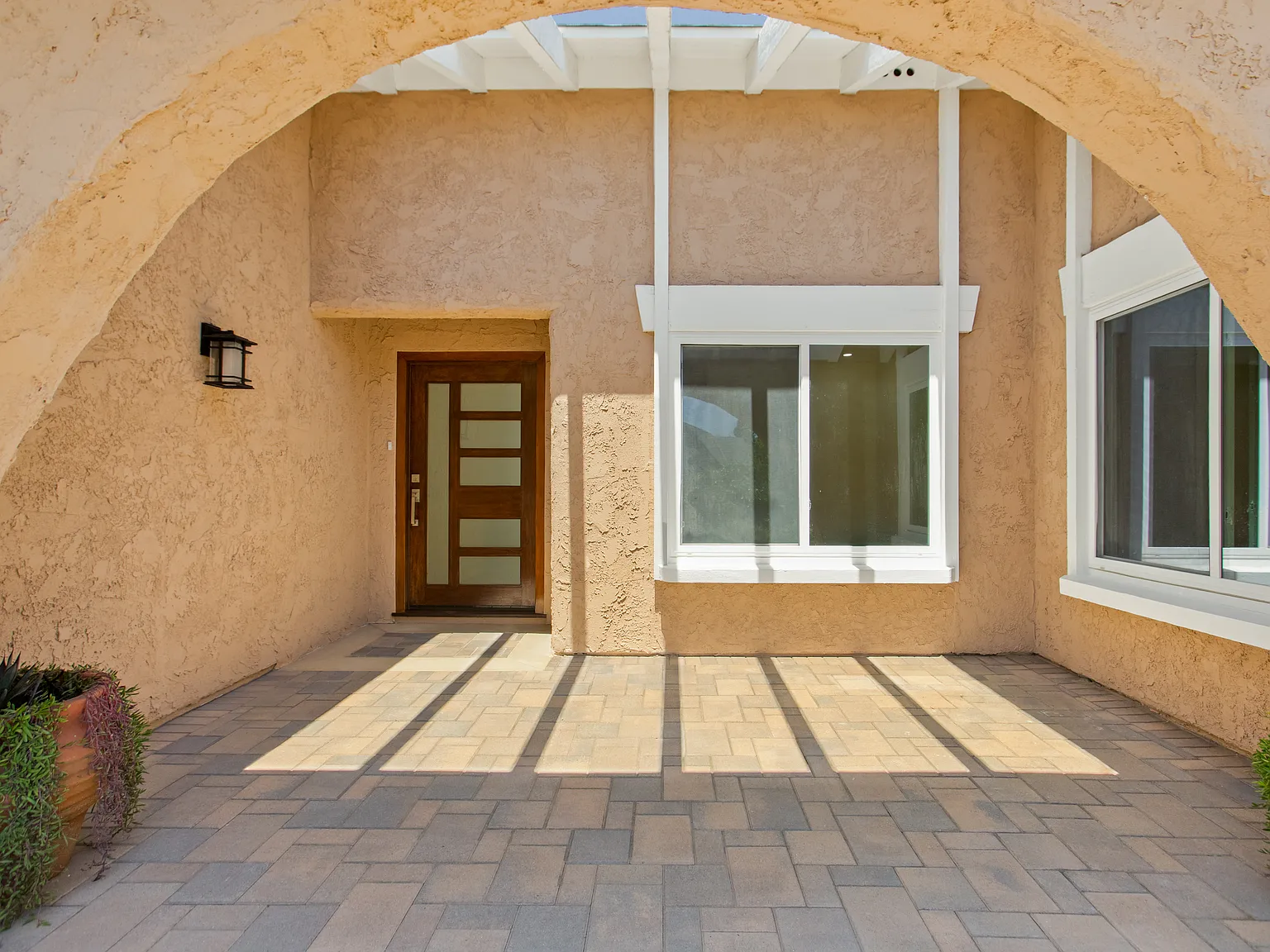 4 bed, 1640 sqft, $6,350 — Photo 3