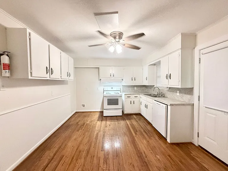 824 S Anderson St — Photo 8