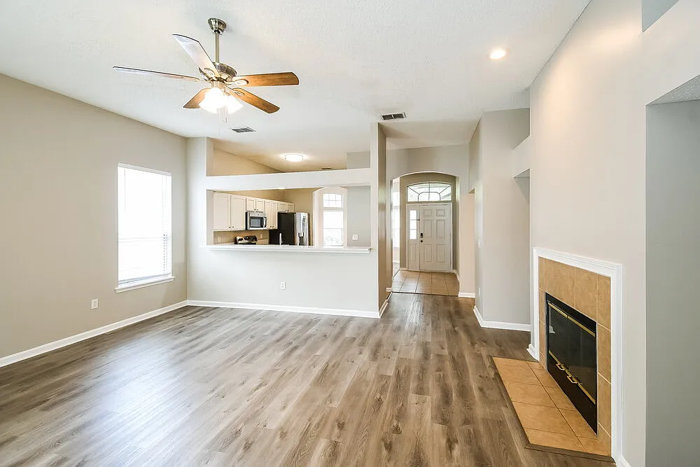 3 bed, 2.0 bath, 1732 sqft, $2,040 — Photo 4