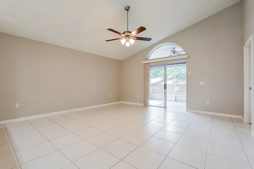 3 bed, 2.0 bath, 1312 sqft, $2,070 — Photo 3