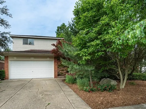 32353 Gainsborough Dr, Warren, MI 48088