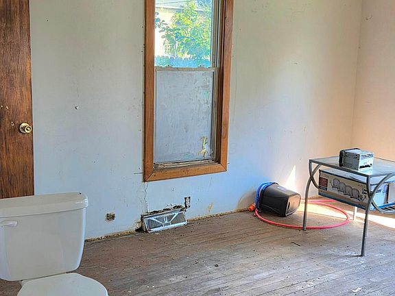 3rd image of 357 Mary St