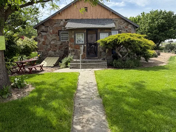 802 Woods Rd, Sunnyside, WA 98944