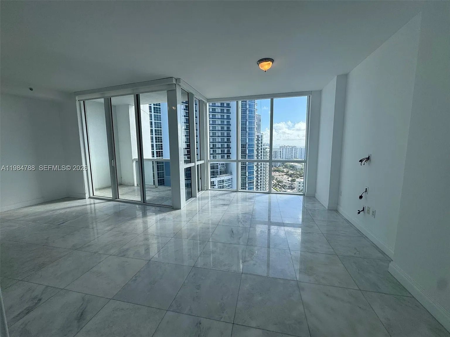 Trump Royale Condo — Photo 4