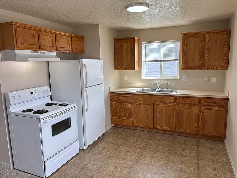 1 Bedroom Unit with Detached Garage — Photo 2