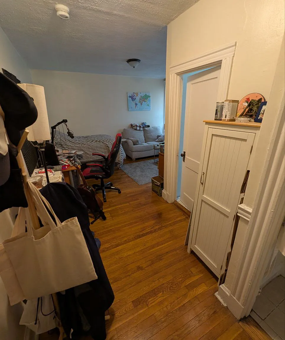 Studio, $2,000 — Photo 1