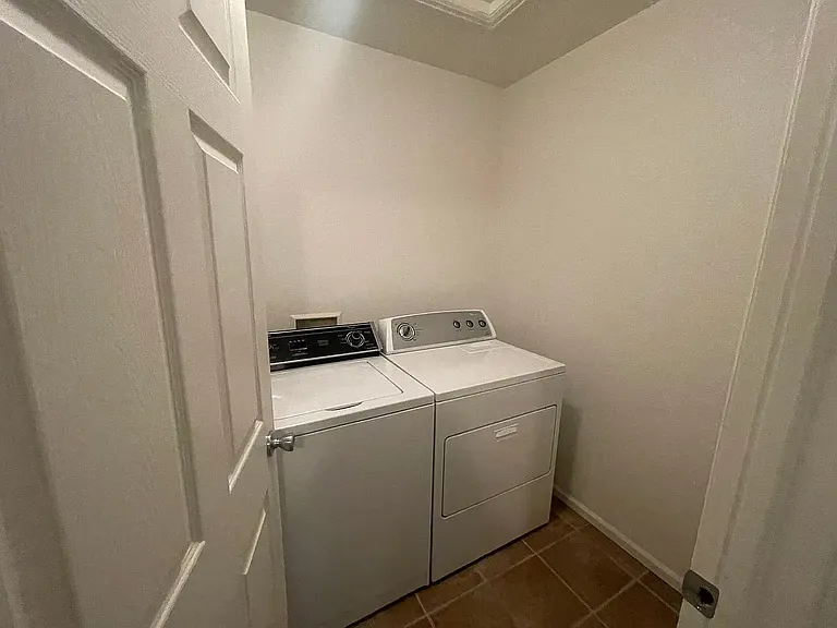 1031 Meadow Ln — Photo 16