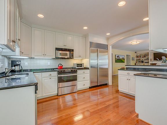 Gourmet Kitchen w/Excellent Storage