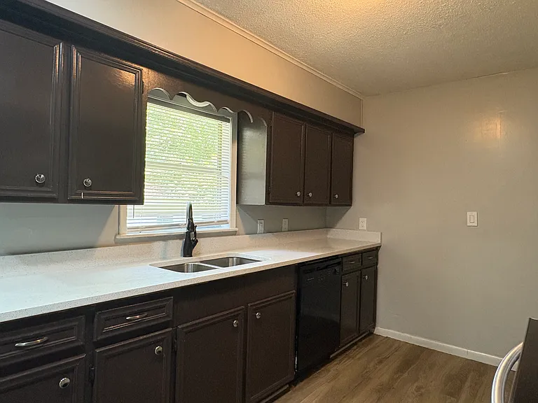 1006 Jordan Ave — Photo 8