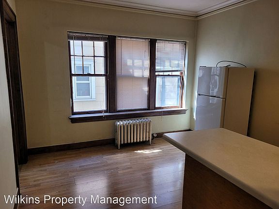 2nd image of 1521 N Franklin Pl #103