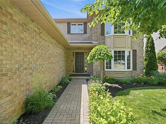 3rd image of 12 Harvest Oak Dr
