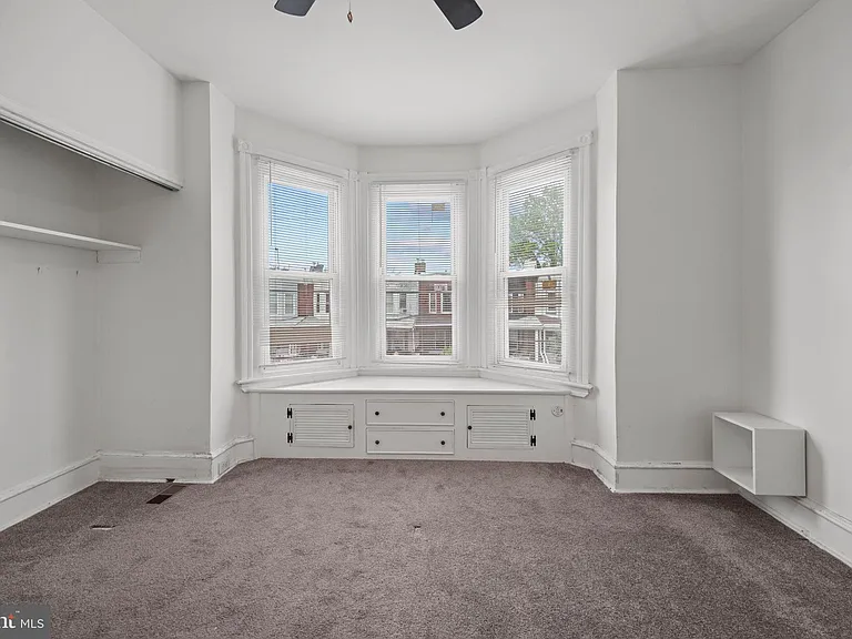 5527 Catharine St — Photo 10