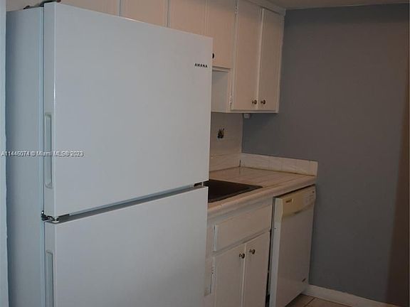 5th image of 1885 NE 121st St APT 23