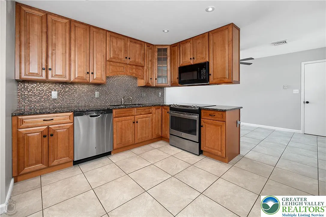 3 bed, 1.0 bath, 1232 sqft, $2,600 — Photo 4