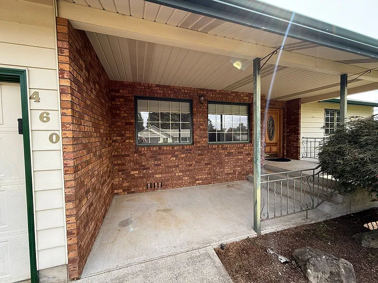 460 SE Conifer Pl — Photo 3