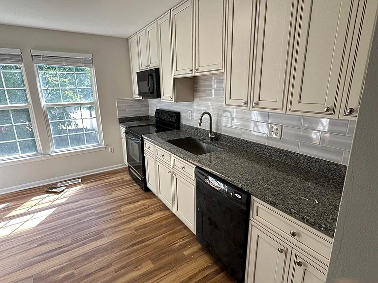 1915 Christiana Ct — Photo 9