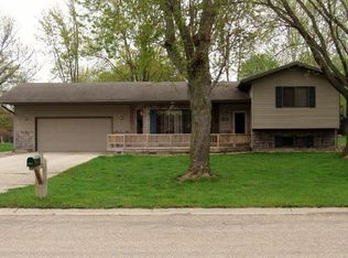 201 27th St, Spirit Lake, IA 51360