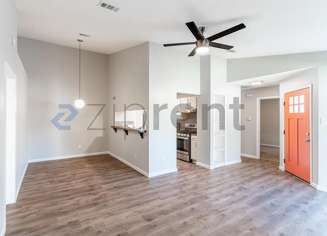 2 bed, 900 sqft, $1,800 — Photo 2