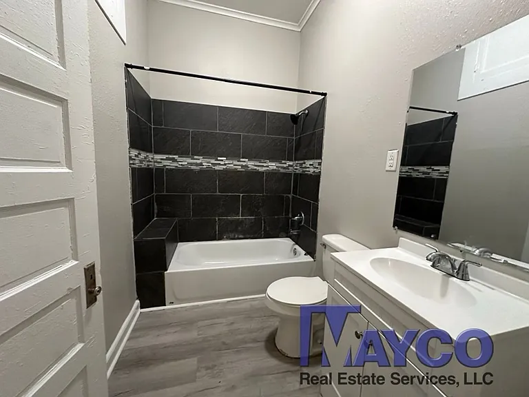 442 Robinson Pl — Photo 5