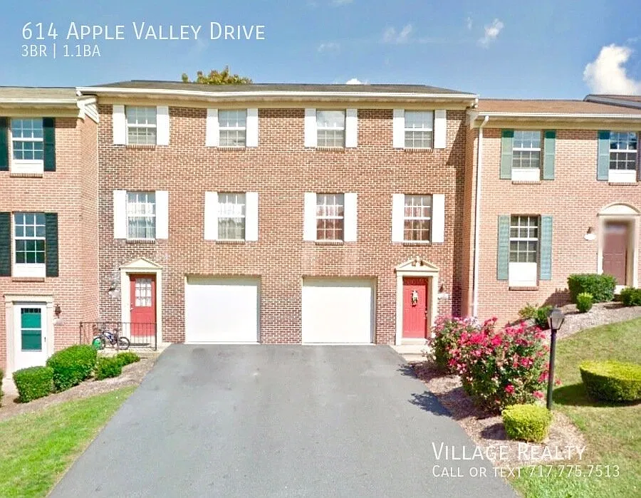 Roomy 3-bed townhome with garage in Dallastown School District! — Photo 1