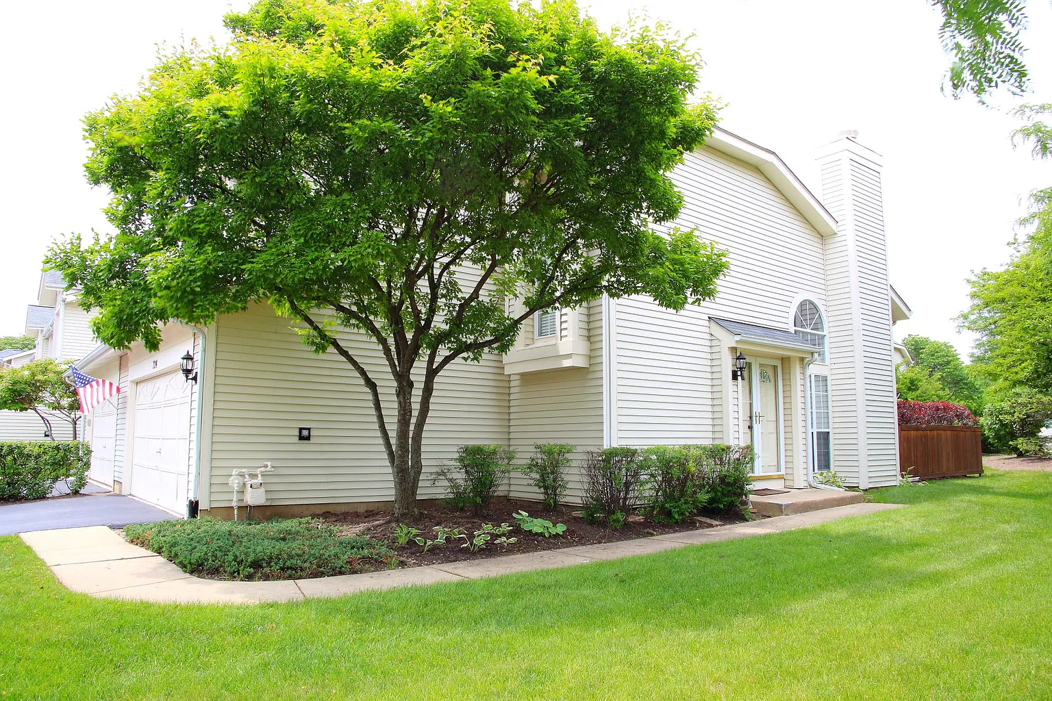 724 Newbury Ln photo 1