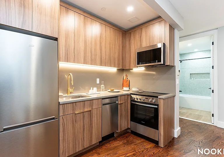 31-61 Vernon Blvd #7L — Photo 1