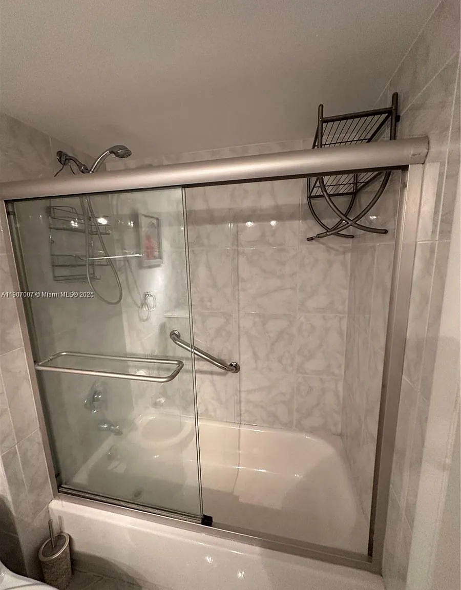2 bed, 960 sqft, $6,000 — Photo 2