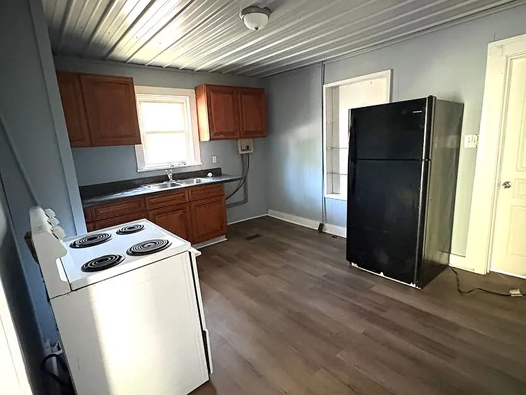 302 Bryan St — Photo 3