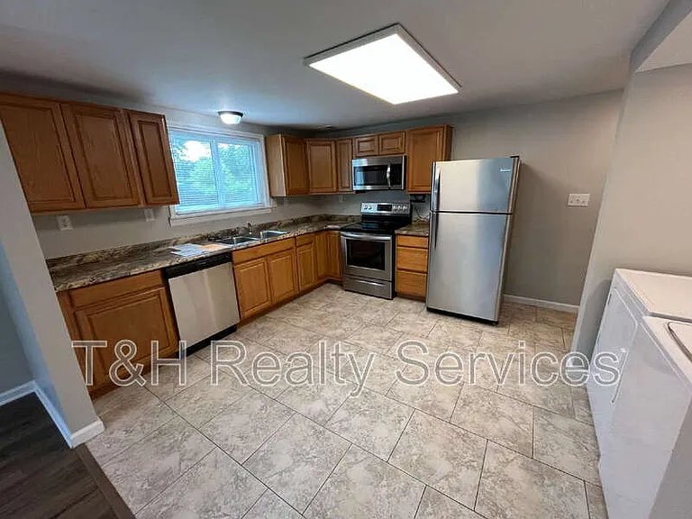 611 N Waldemere Ave — Photo 5