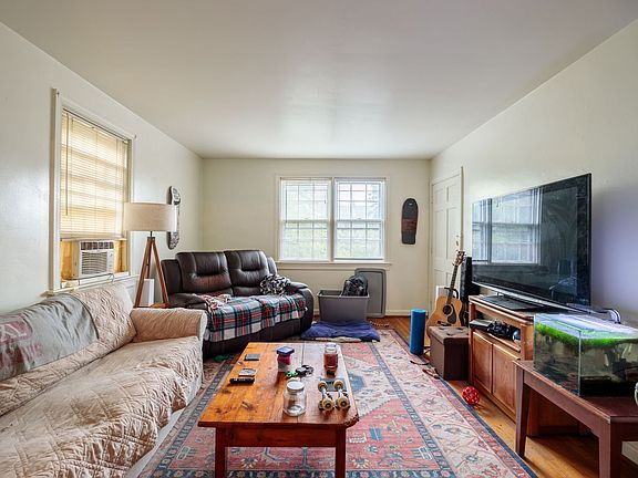 3rd image of 3417 Floyd Ave Unit 2