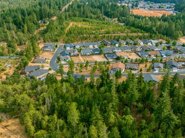 241 Red Cedar Ln, Cave Junction, OR 97523