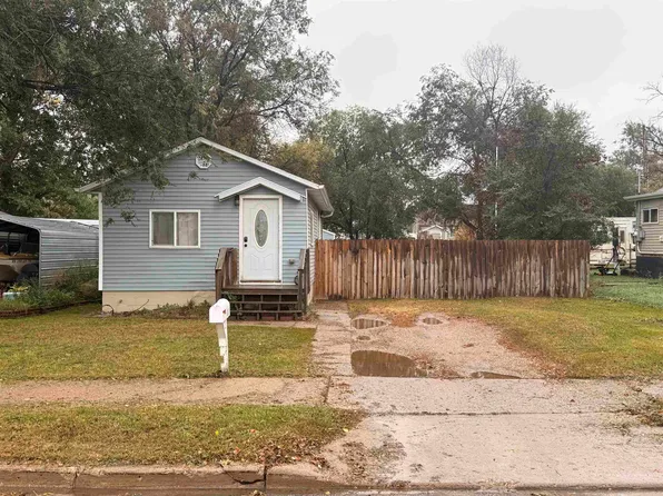 611 14th St SE, Minot, ND 58701