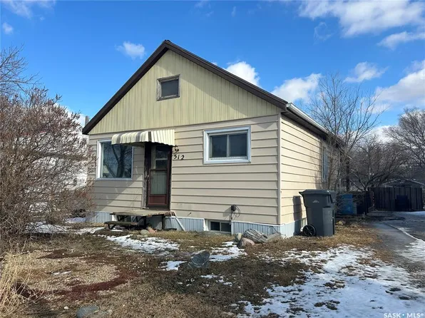512 Railway AVENUE, Lampman, SK S0C 1N0
