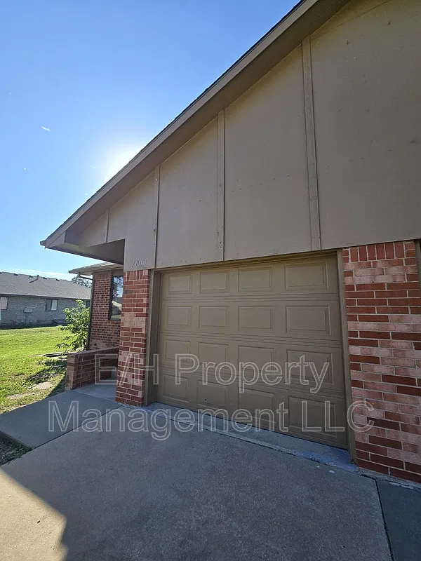 3 bed, 2.0 bath, 1800 sqft, $1,350 — Photo 2