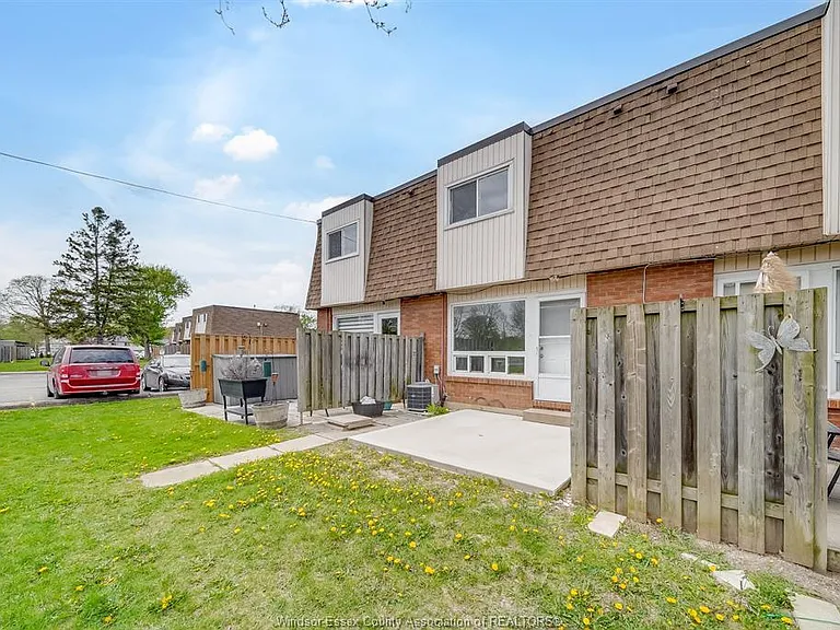 5486 Lassaline Ave — Photo 31