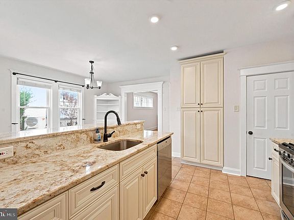 4th image of 622 Country Club Ln