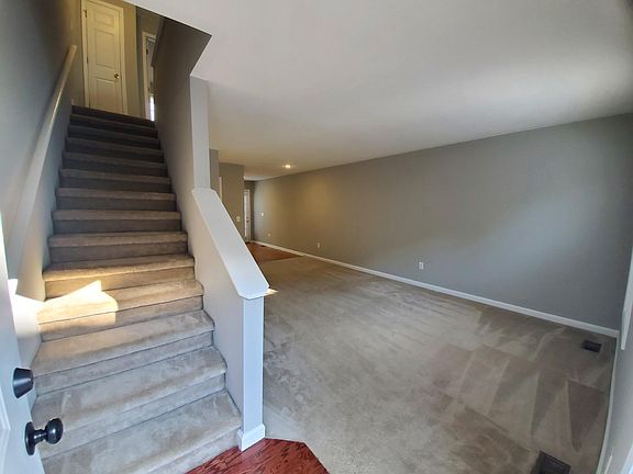 4th image of 9 Lake Village Ct