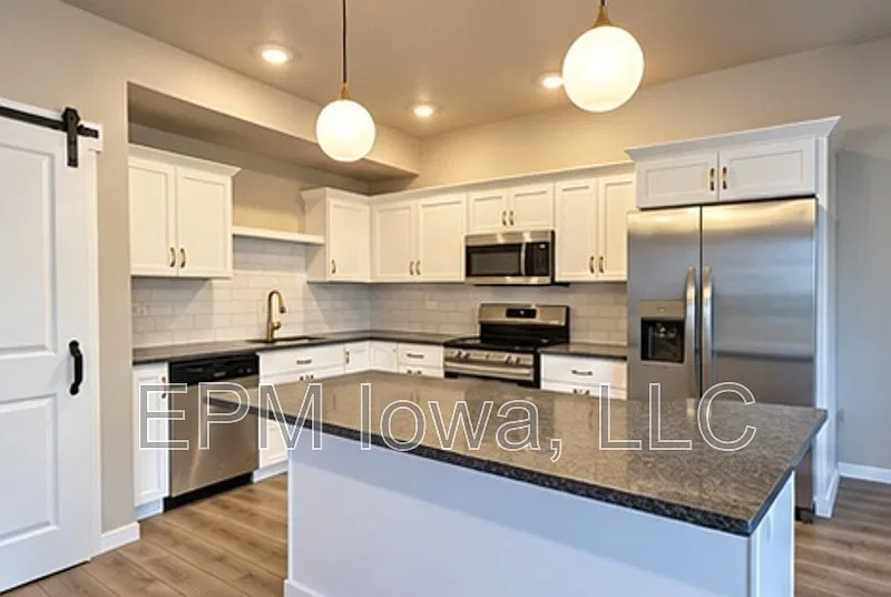 3 bed, 2.5 bath, 1918 sqft, $2,500 — Photo 2